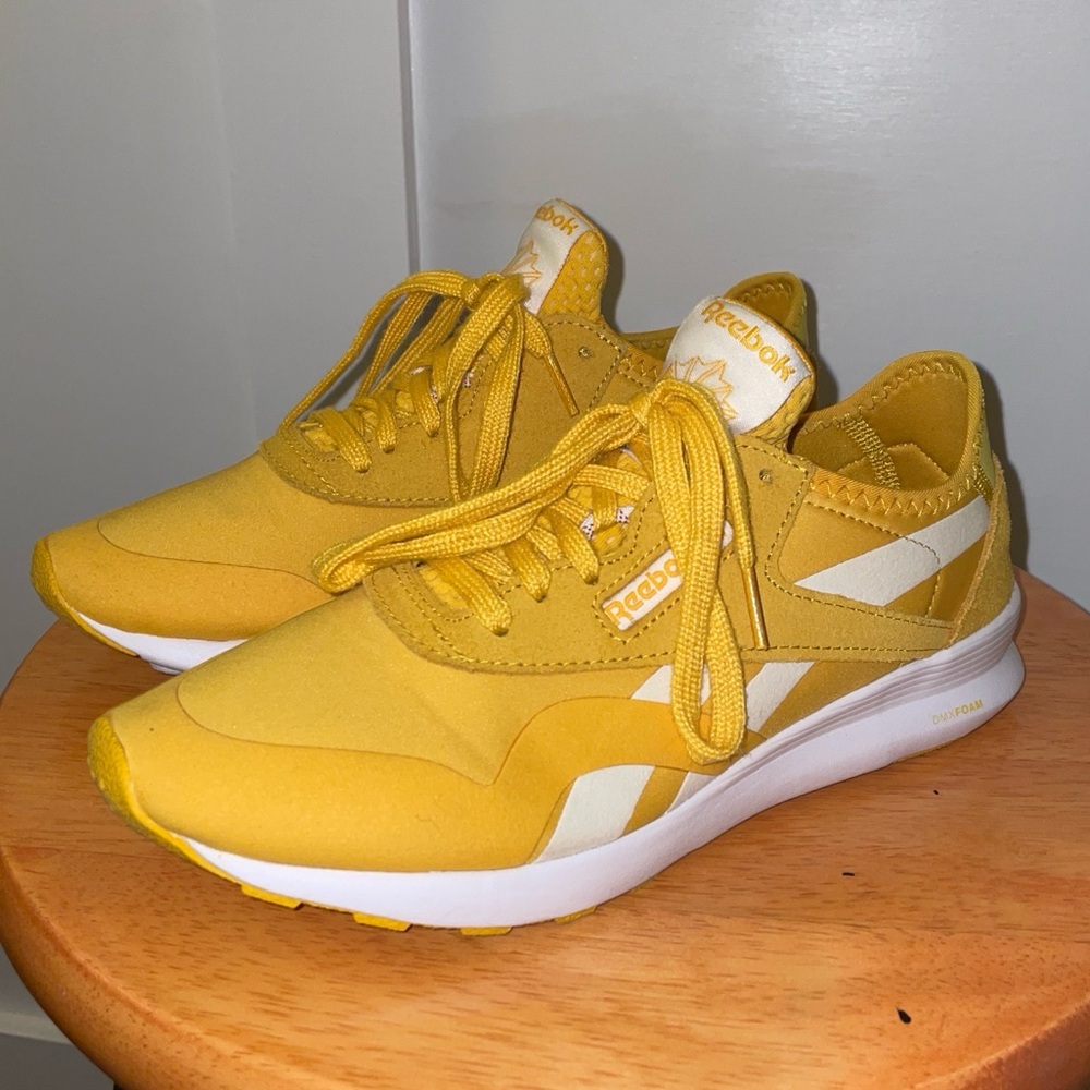 REEBOK // Golden Yellow Athletic Shoes Sneakers women 8.5